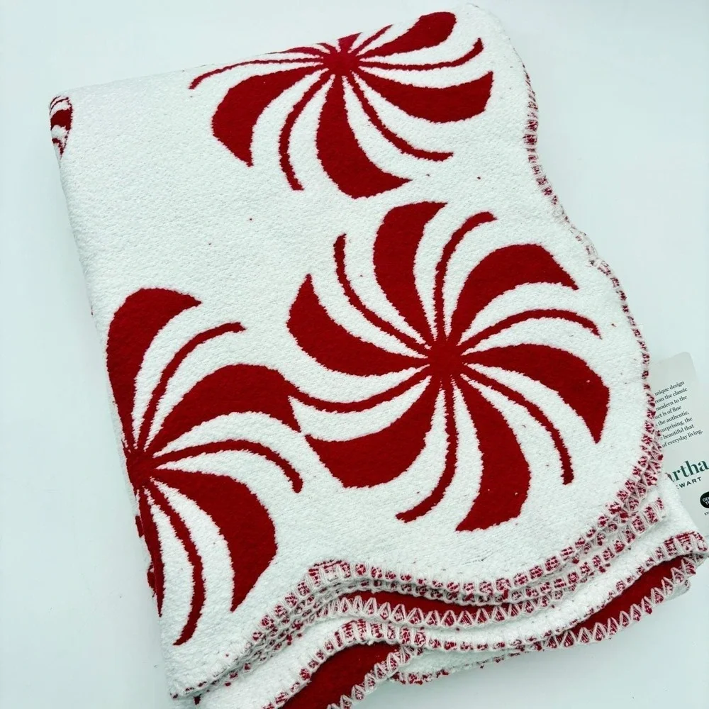 Martha‎ Stewart Scalloped Christmas Peppermint Decorative Throw Blanket Holiday